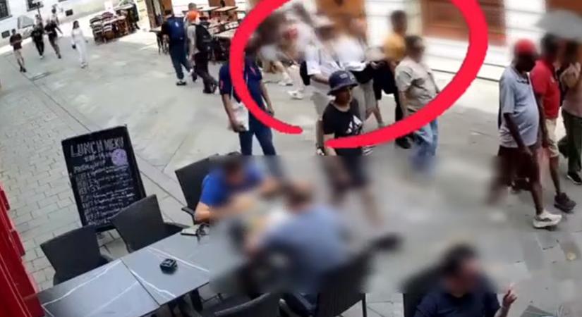 Videón, ahogy fényes nappal, a nyílt utcán próbálnak meg kirabolni egy férfit
