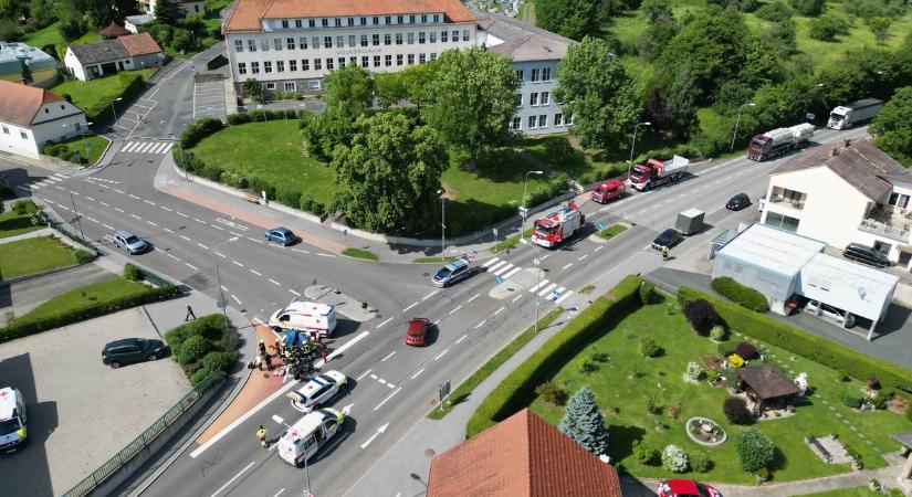 Súlyos motorbaleset történt a határhoz közeli osztrák településen, magyarok sérültek meg - fotók