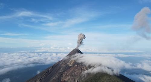 Guatemalában elkezdték kitelepíteni az embereket egy tűzhányó közeléből