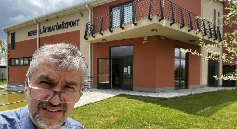 Hadházy elnézett egy EU-s pénzből épített látogatóközpontba, ami szerinte kísértetiesen hasonlít egy fürdőre