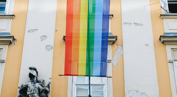 Karácsony: A szivárványos zászlónak a Városházán a helye