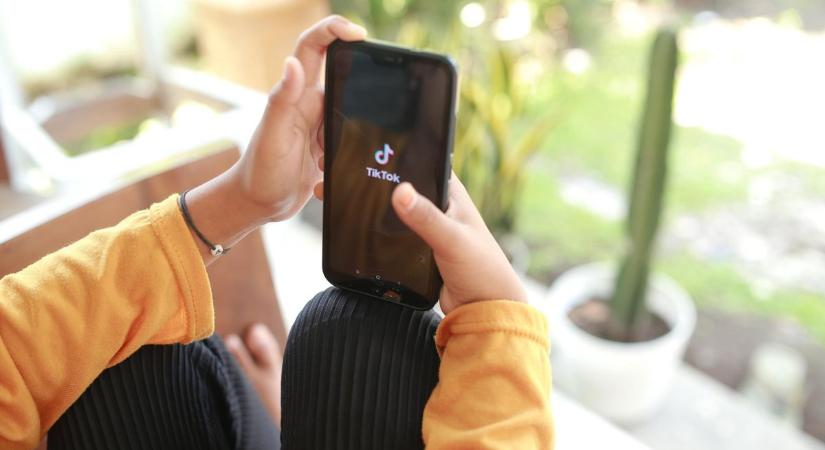 Döbbenet! TikTok-kihívás miatt élő adásban gyújtotta fel magát egy magyar nő - videó