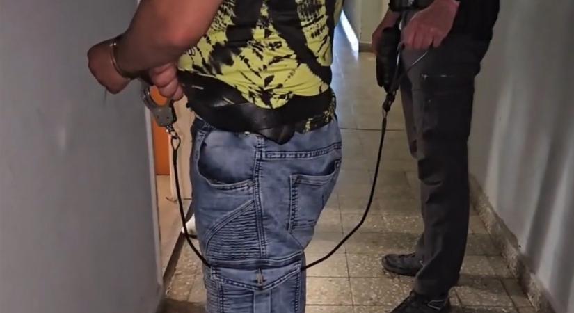 Őrizetbe vették a férfit, aki arra biztatott egy nőt a TikTokon, hogy gyújtsa fel a pólóját