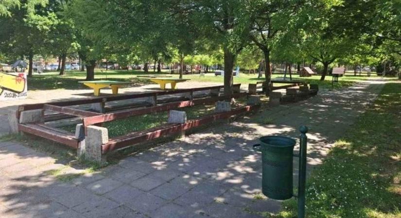 Egyedül hagyták a 6 éves gyereket a játszótéren a nagyszülők a 36 fokos hőségben – így reagáltak a rendőrök