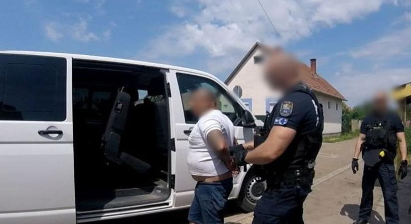 Videón az akció: pontosan tudták a rendőrök, mit kell keresniük, amikor rátörték az ajtót a férfira