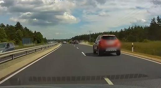 Őrült előzés a 8-ason: a padkán kerülte a sort a motoros