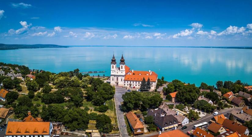 Egy külföldi blog összegyűjtötte a Balaton legszebb helyeit, 5 Veszprém vármegyében van