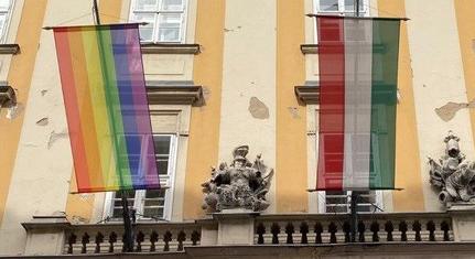 Hivatalosan is tilos a szivárványos LMBTQ-zászló kihelyezése középületekre