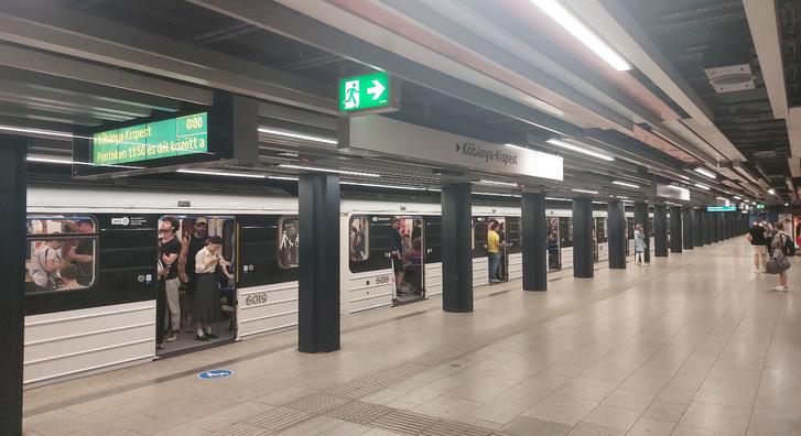 A Nyugatinál telt ház van, hatalmas a tömeg a metrónál