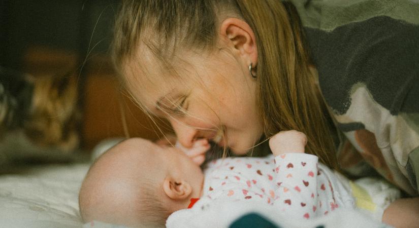 „Csókolózott a rajztanárnőmmel.” Mi történt, amikor anyukádat lebuktattad egy bizarr dologgal?