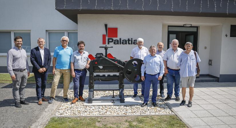 Kétszáz éves nyomdagép-szobrot avattak Révfaluban