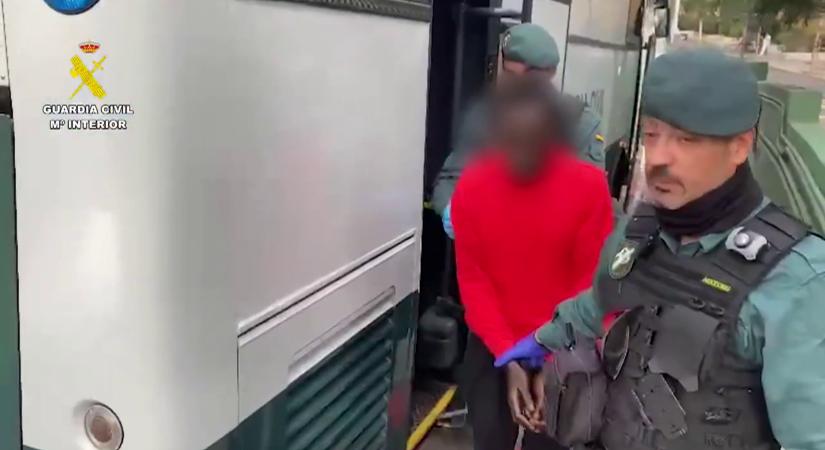Az illegális migráció súlyos következményeire figyelmeztető plakátok lepték el a baszkföldi Vitoria utcáit  videó