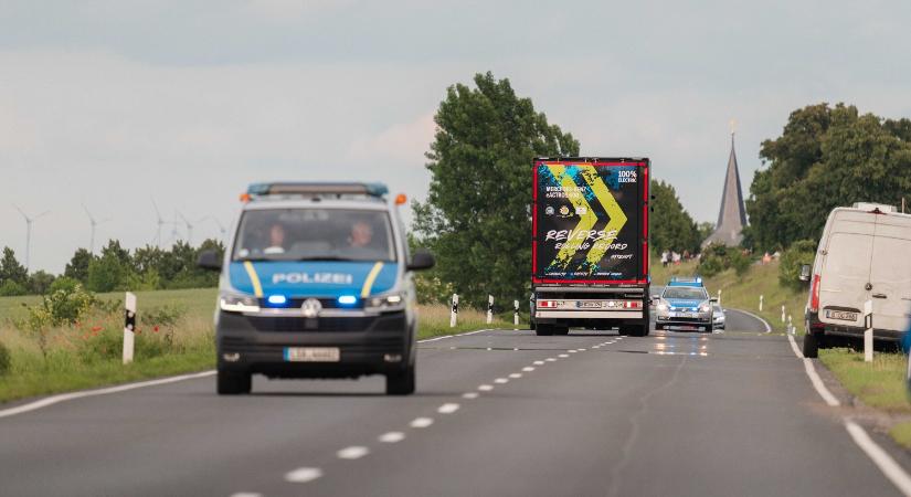 30 kilométeren át tolatott közúton