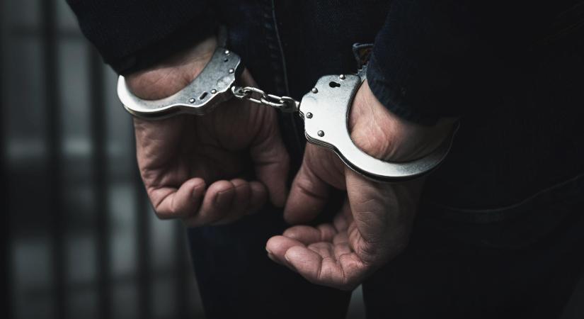 Sokak kezén kattant a bilincs gyermekpornográfia terjesztése miatt