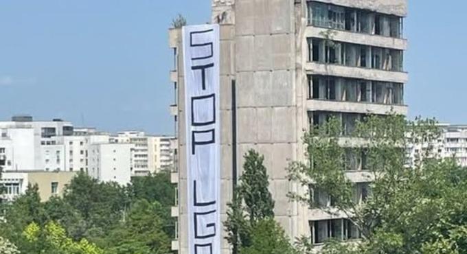 Óriás molinóval uszítottak a meleg közösség ellen