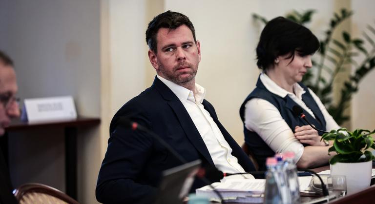Megszólalt Vitézy Dávid kormány újabb repülőtéri gyorsvasutas tervéről