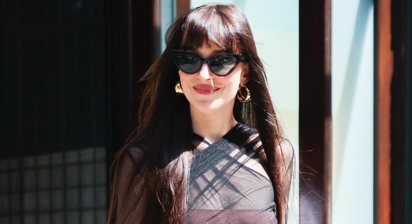 A frissen szakított Dakota Johnson áttetsző bosszúruhát öltött