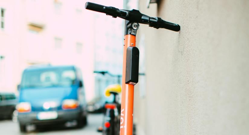 Kigyulladt egy elektromos roller a XIII. kerületben