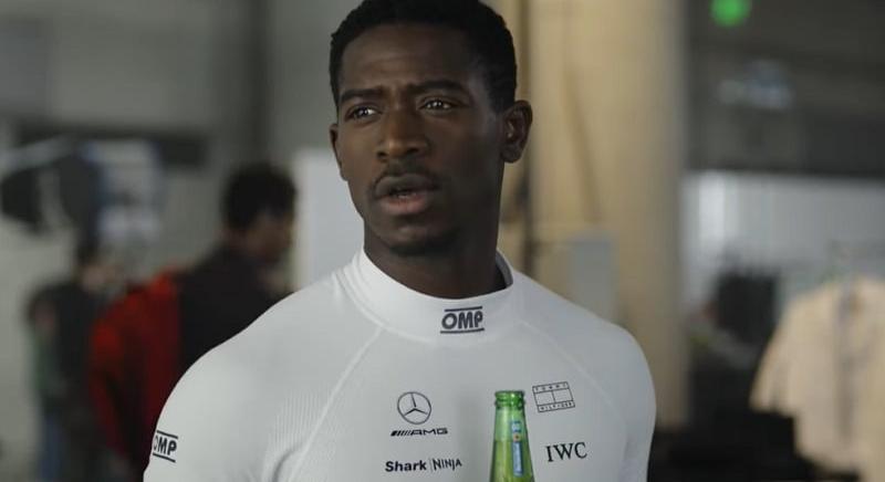Júniusban mozikban a F1 film, addig is a két főhős sörreklámban iszik
