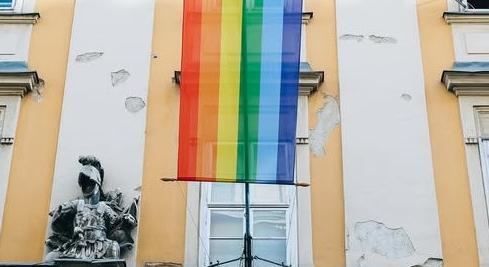 Szivárványos zászló a Városházán