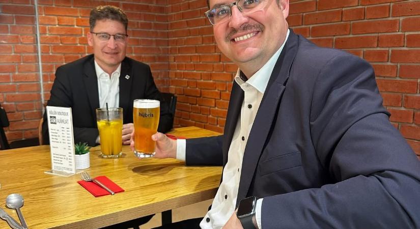 Orbán Viktor jobbkeze ezt írta a 11.50-es leállás előtt