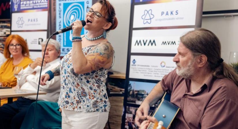 Blues, halászlé, vörösbor és összetartozás Pakson