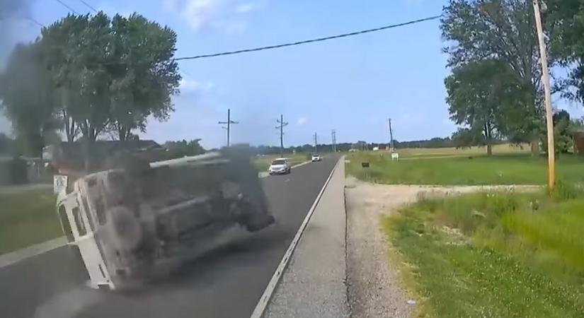 Kaszkadőrmutatványnak is beillene, amit egy figyelmetlen sofőr hozott össze az USA-ban