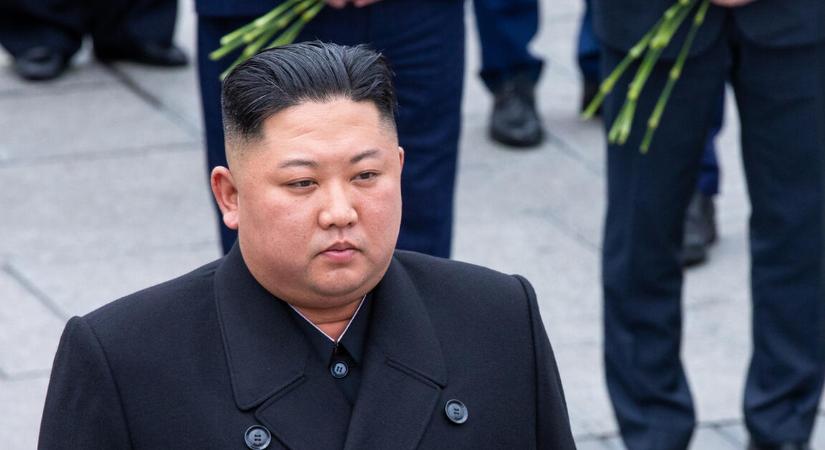 Kim Dzsongun örülhet: összekalapálták a szeme láttára felborult hadihajót