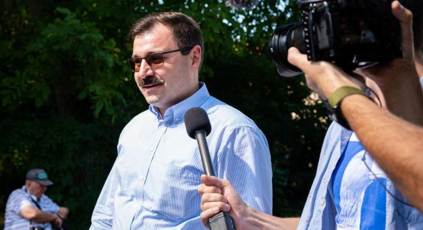 Logózott titokzokni, naptej, úszógumi – 100 milliót költ reklámajándékokra az Alapjogokért Központ