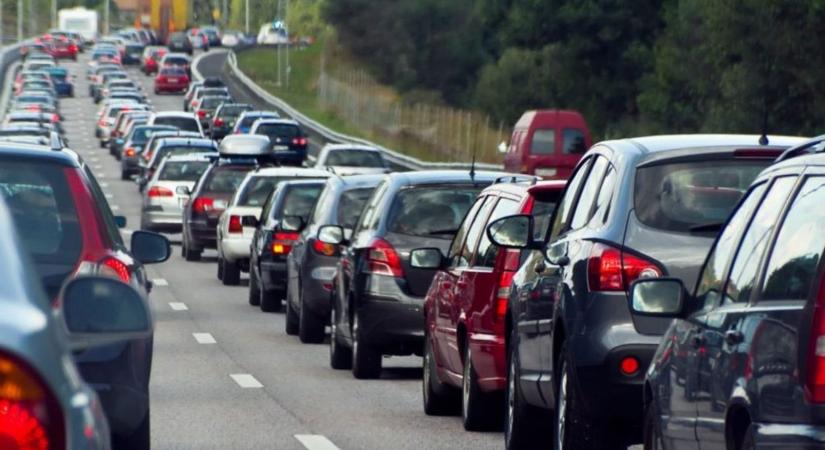 Jobb, ha elkerülöd az M3-ast, több kilométer hosszan torlódik a forgalom
