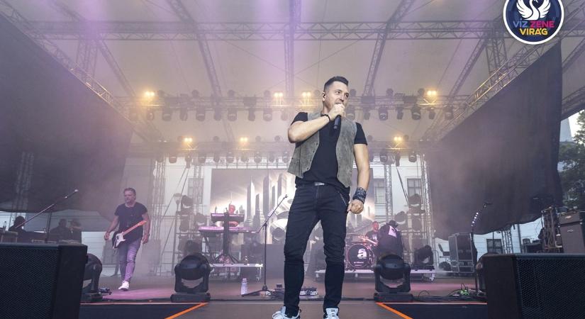Ákos ismét Tatán – különleges koncerttel tér vissza a Víz, Zene, Virág Fesztiválra