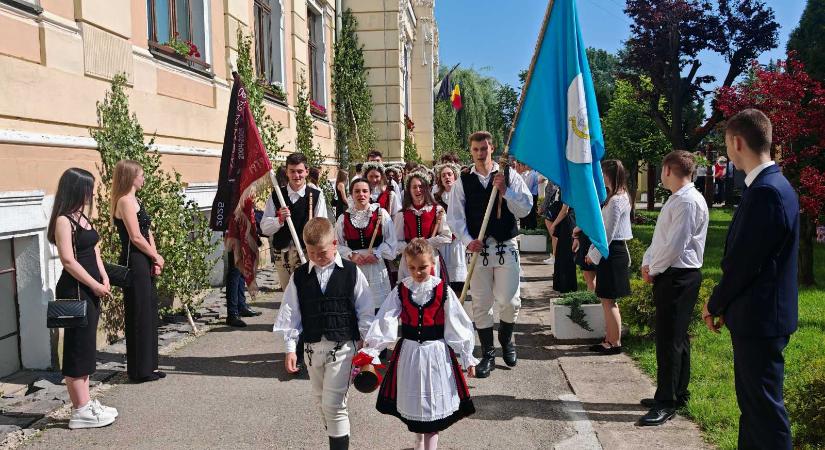 Elballagtak a kézdivásárhelyi Nagy Mózes Főgimnázium végzősei