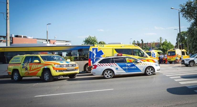 Komoly baleset történhetett Kertvárosban: mentő, rendőr és tűzoltó is a helyszínen