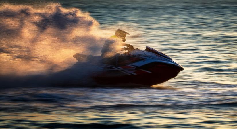 Mit keres jetski a Zagyván?! Dühös pecás videózta le a betolakodókat a védett területen