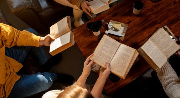 A csendes könyvklub boldogságóra introvertált olvasóknak – De miért lett ilyen trendi?