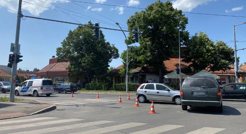 Már megint az a fránya piros lámpa: két autó csattant Pécsen