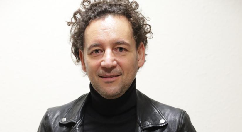 Istenes László ledobta a textilt: így élvezi a nyarat a teraszán