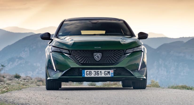 Nagyobb hatótáv és teljesítmény: frissültek a Peugeot konnektoros hibridek!