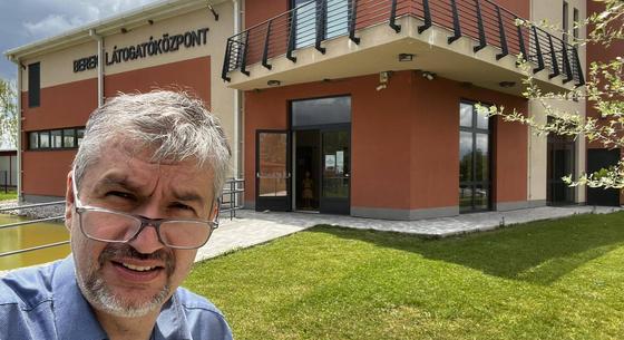 Fürdőre gyanúsan hasonlító, uniós pénzből épült múzeumot talált Hadházy Ákos