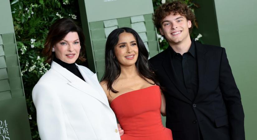 Salma Hayek és Linda Evangelista együtt örültek fiuk ballagásának