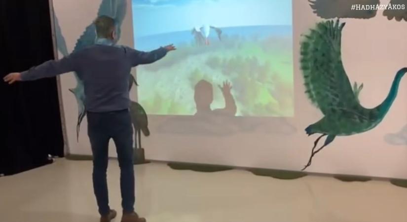 Hadházy törött szárnyú gólyaként repkedett a múzeumban