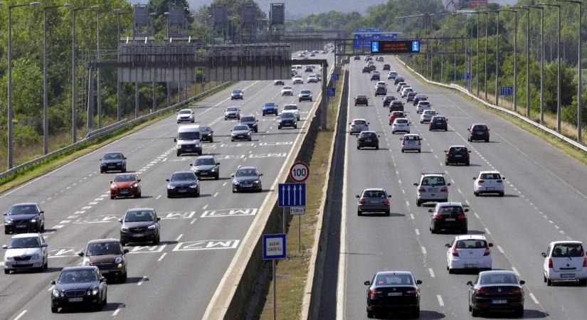 Itt az első igazi nyári hétvége: máris elesett az M7-es, térképen mutatjuk a gigadugót