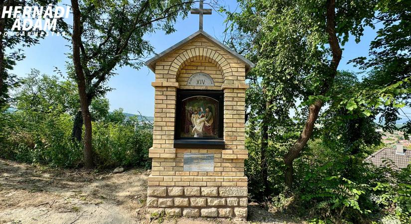 Hamarosan befejeződik a keresztúti stációk felújítása Esztergomban