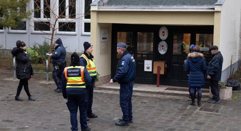 Bombariadó volt három borsodi iskolában