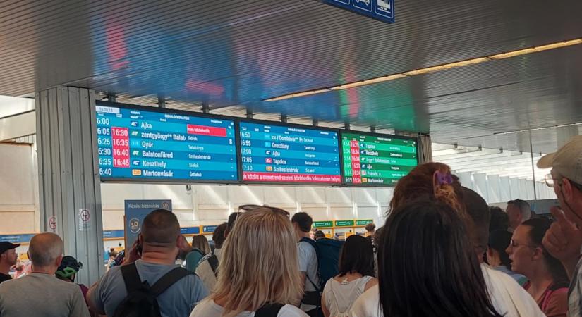 Magyar Péter: János, ne mávozzál, távozzál" – összeomlott a hosszú hétvégére a MÁV