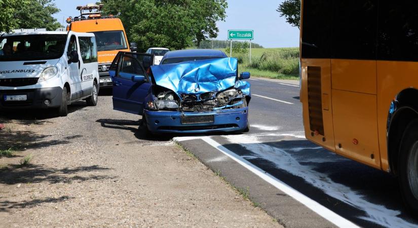 Két gyereket vittek el a mentők a Nagycserkesznél történt baleset helyszínéről (fotók, videó!)