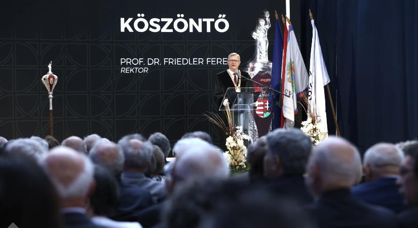 Százharmincnyolc aranydiplomást köszöntöttek