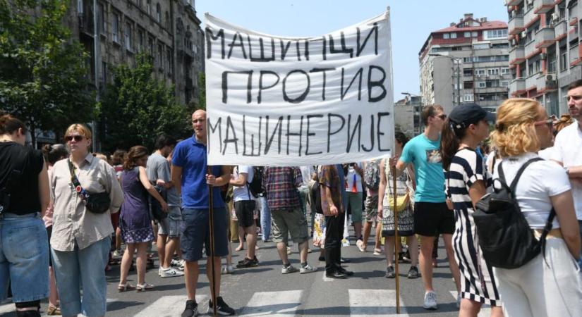 Sorakozón osztotta ki a Belügyminisztérium vezetőit az államfő