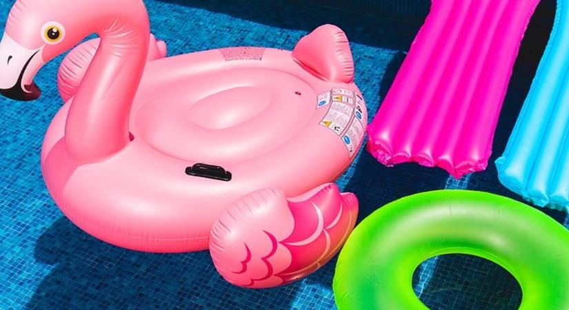 Logózott naptej és úszógumi – Balásy Gyula cége furcsaságokat szállít az Alapjogokért Központnak