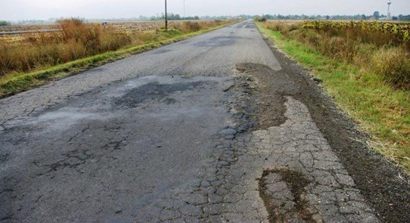 Szinte minden közlekedő bosszankodik a két vármegyét is érintő út állapotán, ezen szeretnének változtatni